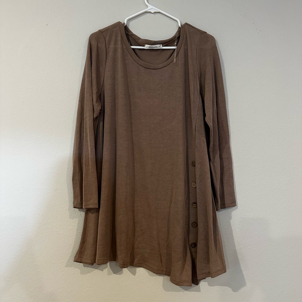 Distinctive women’s light brown tunic Sz 2X with buttons down left side of front